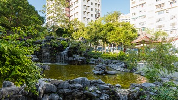 中式花园成了观塘公共屋村中的自然景观，为坊众和游人提供闹市中的绿化景色。